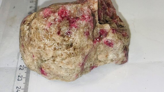 マトリックス内のスピネル 大きな結晶 - 希少な素晴らしい結晶 - 濃い