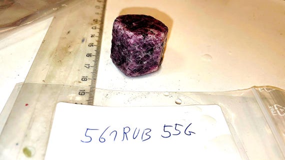 大きなルビー原石標本 - 希少な大きなピース 55g 六角形 ジュエリー