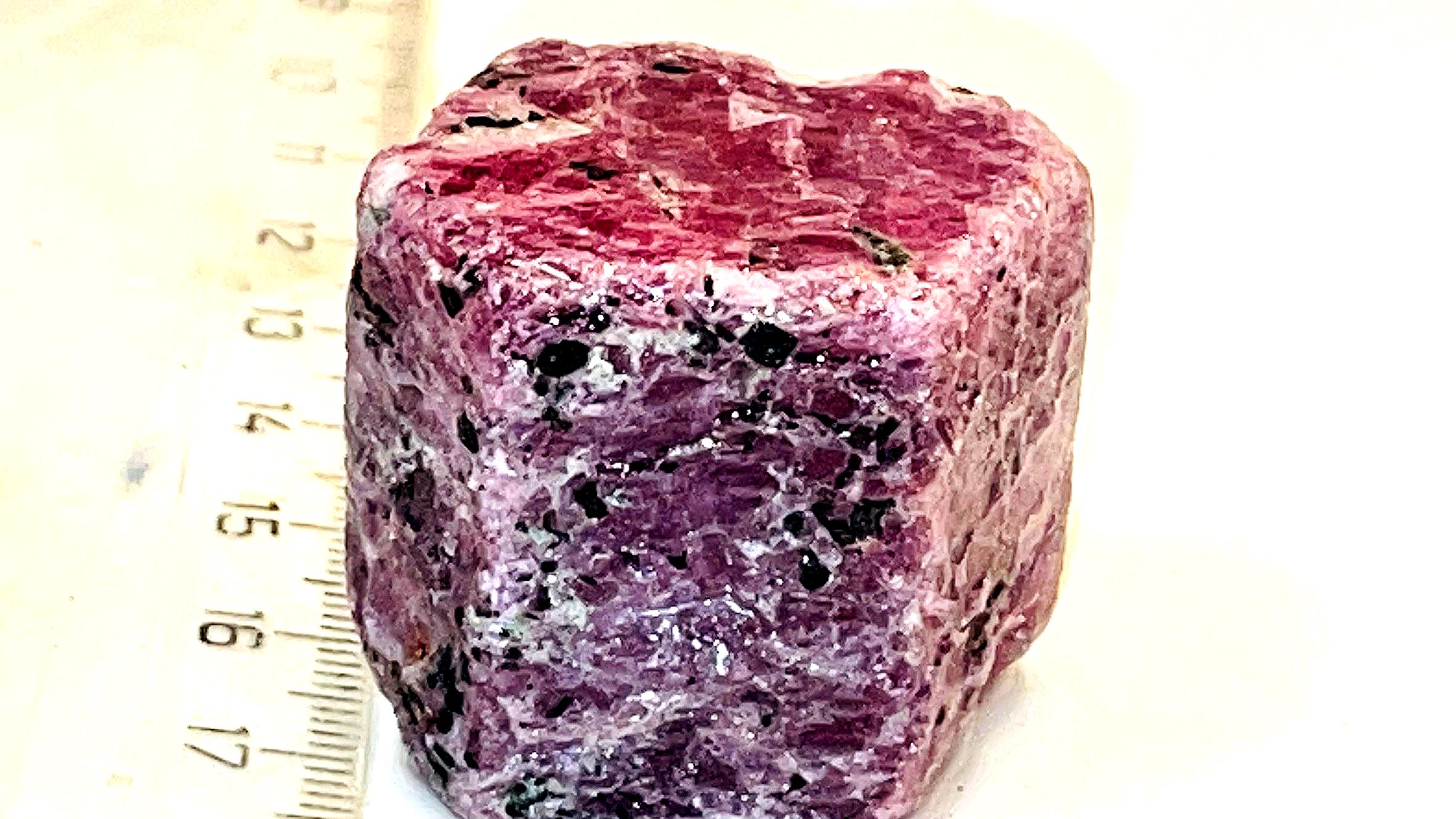 大きなルビー原石標本 - 希少な大きなピース 55g 六角形 ジュエリー