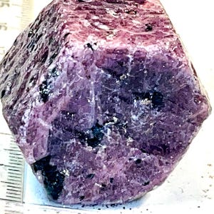 Stort grovt rubinprov - sällsynt stort stycke 53 g hexaform för smyckestillverkning, healing och naturlig dekoration - med djup kärleksenergi - hängesten