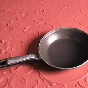 Puede incluir: Juego de tres tazas de cerámica con acabado mate moteado. Las tazas son de color crema, marrón claro y marrón oscuro. Cada taza tiene un diseño simple y minimalista.