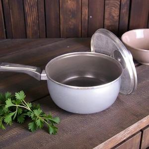 Puede incluir: Un letrero de madera rústico con el texto "Welcome to our home" en un estilo manuscrito. El letrero es rectangular, con un acabado envejecido y un diseño sencillo y acogedor. Adecuado para uso en interiores o exteriores.