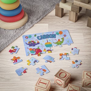 Rompecabezas de cumpleaños de dinosaurios personalizado, rompecabezas de cartón de 30 piezas para niños. imagen 2