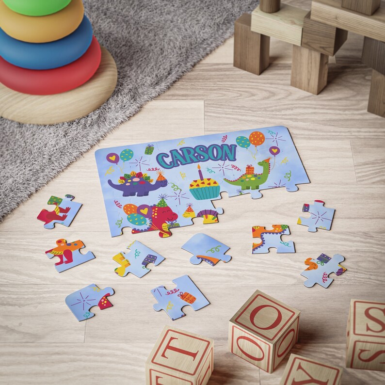 Rompecabezas de cumpleaños de dinosaurios personalizado, rompecabezas de cartón de 30 piezas para niños. imagen 2