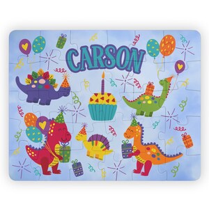 Rompecabezas de cumpleaños de dinosaurios personalizado, rompecabezas de cartón de 30 piezas para niños. imagen 1