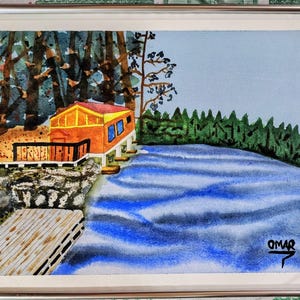 Op de afbeelding: Aquarel schilderij van een huisje aan het meer met een rood dak en oranje muren. De hut heeft blauwe ramen en staat op witte steunen. Een houten steiger strekt zich uit in het blauwe water. De handtekening van de kunstenaar, "OMAR", staat in de rechter benedenhoek.