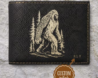Portefeuille en cuir Bigfoot | Portefeuille Sasquatch à deux volets | Portefeuille personnalisé avec initiales | Cryptide du Nord-Ouest Pacifique | Portefeuille fin RFID