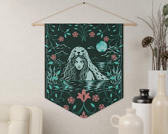 Tapisserie murale Selkie | Décoration folklorique écossaise | Bannière tapisserie Selkie | Art folklorique marin | Art mural Femme Phoque | Décoration gothique côtière