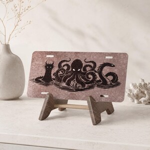 Matrícula personalizada de monstruo marino / Matrícula de Kraken Loch Ness Ogopogo / Arte de críptido acuático dibujado a mano / Decoración de monstruo del lago
