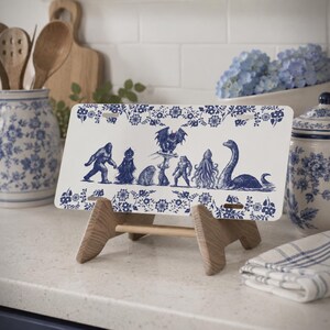 Matrícula personalizada de críptidos / Mothman, Bigfoot, Flatwoods Frogman, Nessie, Jackalope / Placa de coche de estilo chinoiserie azul Delft