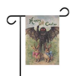 Bandera de jardín de Pascua de Mothman / Decoración de jardín de primavera críptica / Bandera de exterior de arte popular victoriano / Decoración gótica de Pascua de los Apalaches