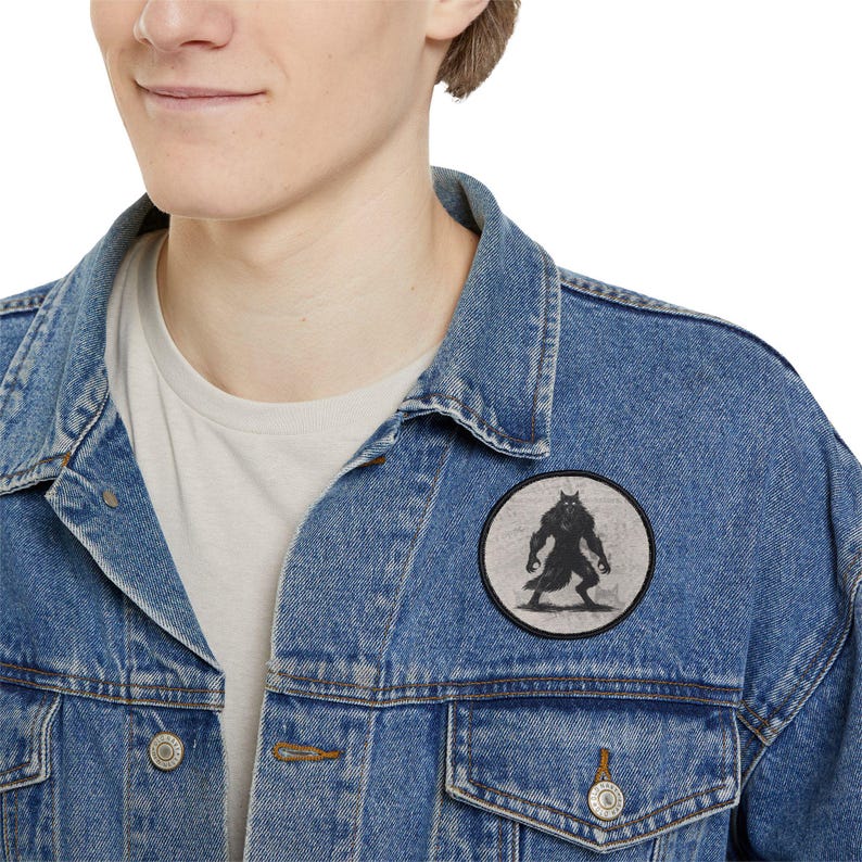 Dogman Aufnäher | Cryptid Aufnäher | Appalachen Hundemensch | Handgezeichneter Werwolf Aufnäher | Bügelbild | Cryptid Sichtungs Aufnäher | Horror Aufnäher Bild 2