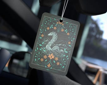Désodorisant pour voiture Nessie | Accessoire de voiture monstre du Loch Ness | Cadeau celtique inspiré du folklore écossais | Décoration florale monstre marin