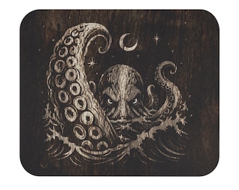 Tapis de souris Kraken | Tapis de souris pieuvre | Décoration de bureau Monstre marin | Cadeau nautique pour le bureau | Tapis de souris Cryptide en bois foncé | Accessoire de bureau Tentacule