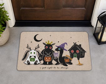 Paillasson d'Halloween Cryptide | Mothman Nessie Jackalope Baba Yaga | Tapis de bienvenue d'Halloween | Décoration de porche effrayante | Tapis pour la chasse aux bonbons