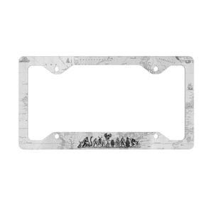 Puede incluir: Un marco de matrícula rectangular con un fondo de mapa vintage en gris claro e ilustraciones en tinta negra de varias criaturas míticas y críptidos alineados a lo largo del borde inferior. El marco incluye cuatro orificios de montaje.