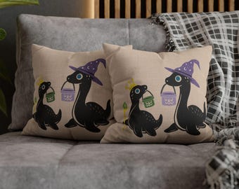 Coussin Nessie pour Halloween | Coussin Monstre du Loch Ness | Décoration Halloween années 90 | Coussin Mystère nostalgique pour Halloween | Nessie la Magicienne