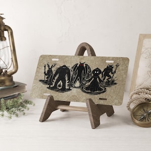 Matrícula personalizada de la línea de críptidos norteamericanos: Bigfoot, Mothman, Flatwoods, Frogman, Jackalope / Diseño de mapa antiguo