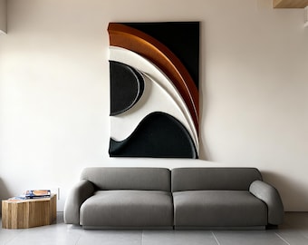 Può includere: Un moderno soggiorno con un divano grigio e un'opera d'arte murale unica. L'opera d'arte presenta un design a strati con elementi neri, bianchi e color rame. Un tavolino in legno e pavimento piastrellato completano l'estetica contemporanea.