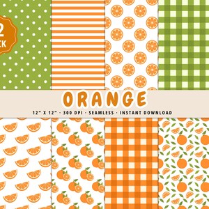 Op de afbeelding: Een verzameling van 12 naadloze digitale papierpatronen met sinaasappels en sinaasappelschijfjes. Ontwerpen omvatten stippen, strepen en ruitjes in oranje en groen. Het woord "ORANGE" wordt weergegeven, samen met de afmetingen en resolutie.