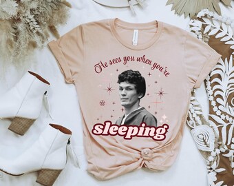 Camiseta navideña con juego de palabras de The Night Stalker