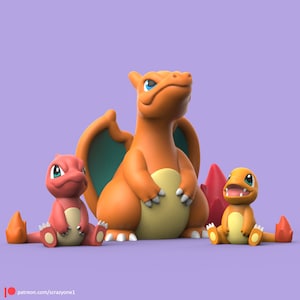 Può includere: Tre figure di Pokemon di cartone animato di colore arancione, rosso e giallo. La figura più grande è un Charizard con un'ala verde. La figura centrale è un Charmeleon. La figura più piccola è un Charmander.