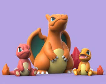 Op de afbeelding: Drie oranje, rode en gele cartoon Pokemon-figuren. De grootste figuur is een Charizard met een groene vleugel. De middelste figuur is een Charmeleon. De kleinste figuur is een Charmander.