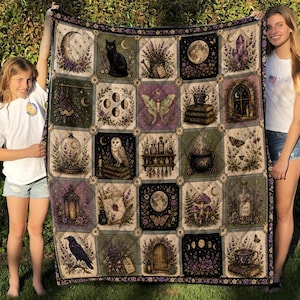 Könnte beinhalten: Ein rechteckiger Steppdecke mit einem Raster aus Quadraten, die einen schwarzen Kater, eine Motte, eine Eule, einen Raben, einen Kessel, Kristalle, Monde, Pilze, Lavendel und Zaubertrankflaschen in Violett-, Grün-, Schwarz- und Cremetönen zeigen.