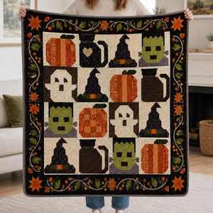 Può includere: Una trapunta quadrata con una griglia di sedici blocchi con motivi di Halloween tra cui zucche arancioni, gatti neri, cappelli da strega, fantasmi e volti verdi di Frankenstein. La trapunta ha un bordo nero con stelle arancioni e tralci di foglie.