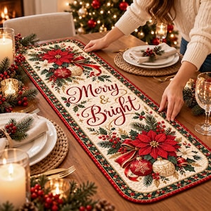 Könnte beinhalten: Ein rechteckiger Tischläufer aus Stoff mit cremefarbenem Hintergrund und einem rot-grünen Rand. Das Design zeigt rote Weihnachtssterne, goldene und rote Christbaumkugeln sowie Stechpalmenbeeren. Der Text Merry & Bright ist in roter Schrift.