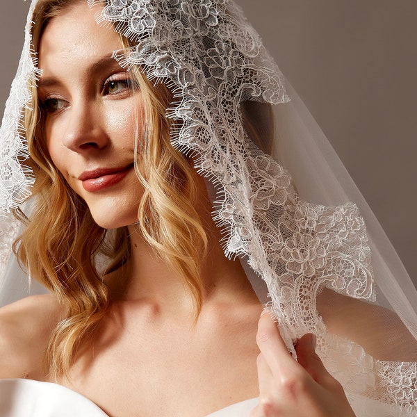 Voile de mariée mantille en dentelle d'Alençon ivoire, voile de mariage en cascade romantique, longueur cathédrale à un niveau avec bord en dentelle