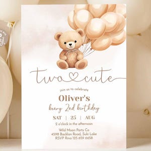 Op de afbeelding: Een lichtroze en bruine uitnodiging met een teddybeer die ballonnen vasthoudt. De uitnodiging zegt "Two cute" en "Oliver's beary 2nd birthday". De datum is zaterdag 25 augustus. De uitnodiging is van Wild Moon Party Co.