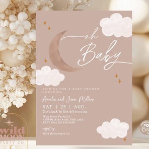 Op de afbeelding: Een babyblauwe babyshower-uitnodiging met een halve maan en wolken. De tekst luidt "Oh Baby" en bevat de details van het evenement: Amelia en Jean Millers, zaterdag 25 augustus, 14:00 uur. De uitnodiging bevat ook het adres en RSVP-informatie voor Wild Moon Party Co.