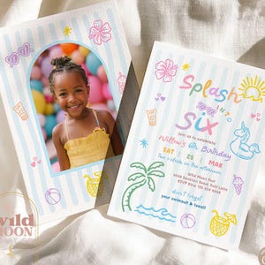 Puede incluir: Dos tarjetas de invitación de cumpleaños rectangulares con rayas verticales azul claro. Una tarjeta presenta un marco de fotos arqueado con un niño con top amarillo. La otra muestra el texto Splash into SIX, detalles de la fiesta e iconos veraniegos.
