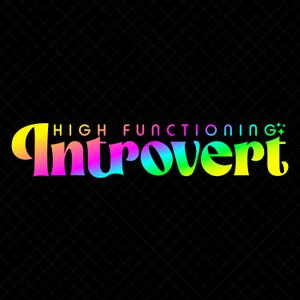 Könnte beinhalten: Eine Regenbogen-Gradientengrafik mit dem Text "HIGH FUNCTIONING Introvert" in einer stilisierten Schrift.