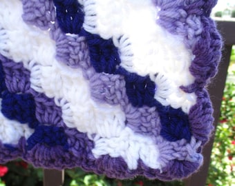 Manta de ganchillo hecha a mano, color morado, blanco y lila, para bebé y niño pequeño, 52x28 cm, usada.
