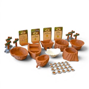 Puede incluir: Una colección de piezas de juego en miniatura marrones, que incluyen un barco, un carro, un pozo y varios cuencos. También hay varias cartas con texto y símbolos, junto con pequeñas fichas de madera y letreros de "OPEN".