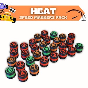 Puede incluir: Un conjunto de marcadores de velocidad coloridos con el texto "HEAT SPEED MARKERS PACK". Los marcadores son cilíndricos, con bandas negras, naranjas y verdes. Cada marcador tiene un número del 1 al 11 en un círculo rojo.