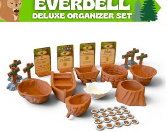 Puede incluir: Set organizador Everdell Deluxe con recipientes marrones en miniatura con forma de barco, carro, pozo, tocón de árbol y nuez, junto con pequeños letreros verdes 'open', cuatro tarjetas de juego rectangulares y veinte fichas circulares.