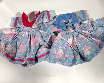 Robe bleue à fleurs pour poupée en textile 61 cm, col rose et bleu