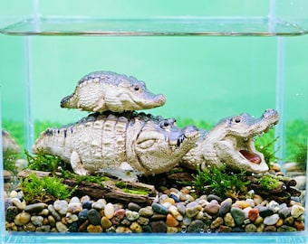 Scultura in argilla fatta a mano raffigurante una graziosa famiglia di alligatori, statuetta in miniatura di coccodrillo in argilla, decorazione per giardino delle fate, regalo unico per gli amanti dei coccodrilli