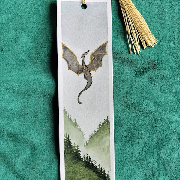 Aquarel boekenlegger draak vliegend boven bos - handgeschilderd - met goud