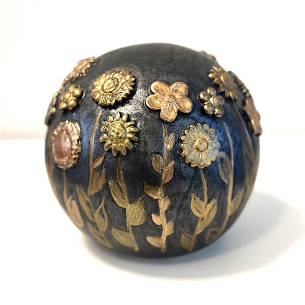Dekokugel/Keramik handgefertigt, 15 cm schwarz/gold mit Blumenmuster, frostsicher für Innen- und Aussenbereich