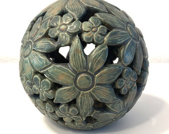 Dekokugel/Windlicht Keramik handgefertigt, 15 cm mit Blumenmuster grünbraun, frostsicher für Innen- und Aussenbereich