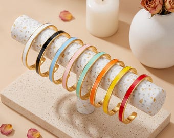 Brazalete abierto con acabado brillante, pulsera grabada en oro de 18 quilates, mensaje inspirador, joya para recordatorio diario, regalo para una amiga, regalo de cumpleaños para ella.