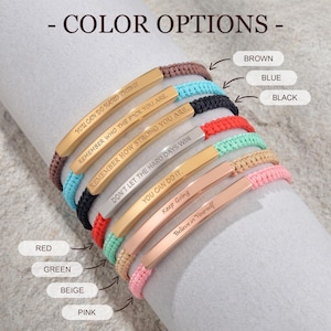 Puede incluir: Una colección de siete pulseras de cordón con barras metálicas, cada una con texto grabado que incluye "YOU CAN DO HARD THING", "REMEMBER WHO THE F*CK YOU ARE", "REMEMBER HOW STRONG YOU ARE", "DON'T LET THE HARD DAYS WIN", "YOU CAN DO IT", "Keep Going" y "Believe in Yourself".