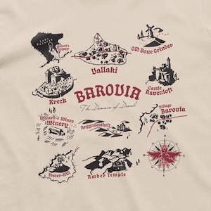 Peut inclure: T-shirt beige avec une carte de Barovie, avec des noms de lieux en rouge et noir. Le t-shirt affiche le texte "Barovia The Domain of Dread" et une rose des vents. Fabriqué dans une matière douce.