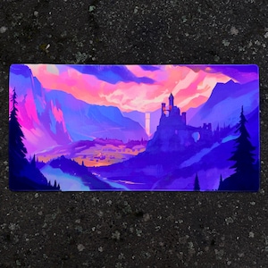Könnte beinhalten: Rechteckiger Kunstdruck mit einer Fantasielandschaft mit einer Burg. Das Kunstwerk verwendet eine lebendige Farbpalette aus Lila, Rosa und Blau, um einen Sonnenuntergang über einem Tal und Bergen darzustellen.