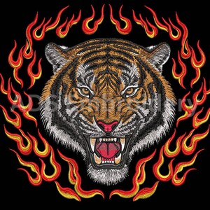 Puede incluir: La cara de un tigre feroz con una expresión de gruñido, rodeada por un anillo de llamas rojas y amarillas.