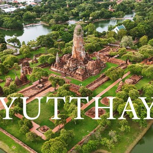 Może przedstawiać: Widok z lotu ptaka na starożytne ruiny Wat Phra Sanphet w Ayutthaya w Tajlandii. Kompleks świątynny otoczony jest bujną zielenią i wodą.